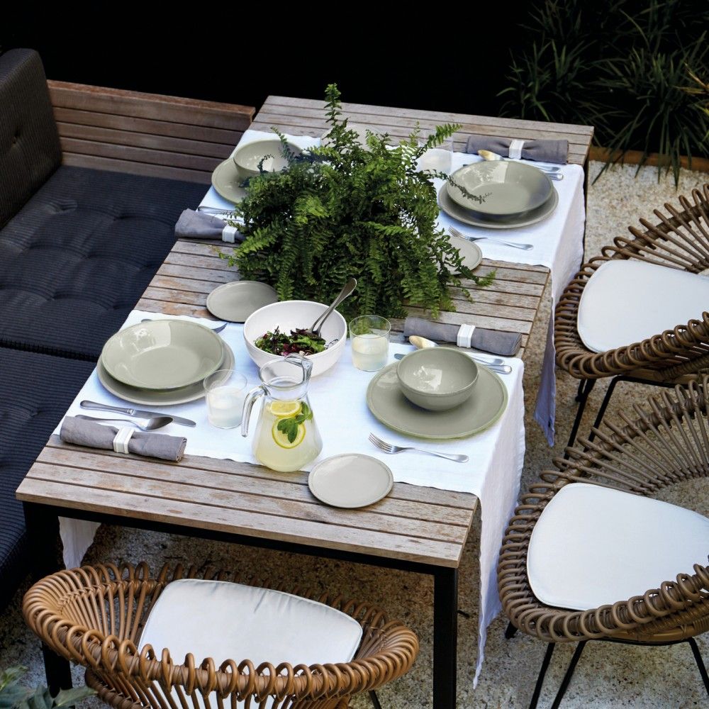 Hosting an Alfresco Supper: Table Settings, Candles and Garden Decor Ideas
